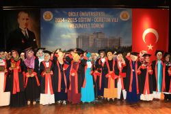 DÜ İlahiyat Fakültesinde mezuniyet sevinci