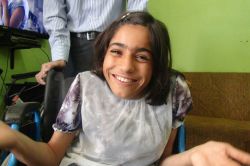 Silopi’de engelli kıza tekerlekli sandalye yardımı