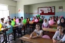 Suriyeli çocuklar karnelerini aldı