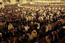 İlk teravihte camiler doldu taştı