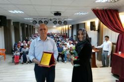 Hayırlı çalışmalarda bulunan öğretmene plaket