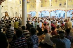 Gaziantepliler ilk teravihte camilere akın etti