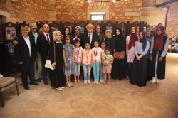 Bakan Avcı yetim çocukların sergisini gezdi