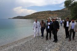 Vali Taşyapan Van Gölü kıyılarında incelemelerde bulundu-foto