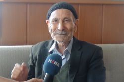 Yaşlı amcanın Kur’an okuma azmi görenleri imrendiriyor