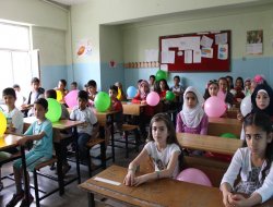 Xwendevanên Sûrî qarneyên xwe standin