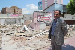 Vanlı esnaftan çöplüğe dönen enkazın temizlenmemesine tepki