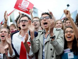 Fransa'da seçimi sosyalistler kazandı