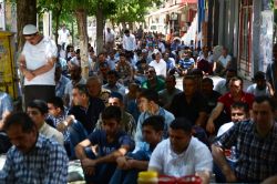 Siirt'te Ramazan ayın ilk Cuma namazında cemaat sokağa taştı