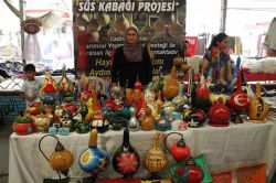 Kadın çiftçiler su kabağından süs eşyaları yaptı-foto