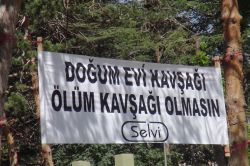 Yaşanan trafik kazalarına pankartlı tepki