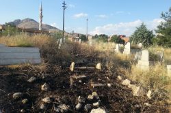 Ergani'de mezarlıklar bakımsızlığa terk edildi-foto
