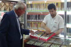 Fiyatları 30 TL’den 500 TL’ye kadar değişen tespihler yoğun ilgi çekiyor-foto