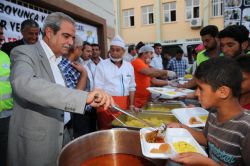 Tel Abyad’dan kaçan Suriyelilere iftar yemeği veriliyor