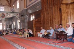 Van’da camiler mukabele halkalarıyla doluyor-video