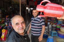 Sıcaktan bunalan esnafın ilginç serinleme yöntemi -video-foto