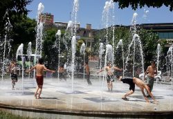 Siirt’te çocuklar fıskiyeler altında serinliyor