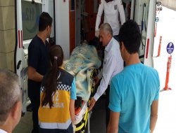 Lastiği patlayan otomobil devrild: 2 yaralı