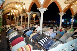 Bursa’da açık havada Enderun usulü teravih namazı kılındı-video