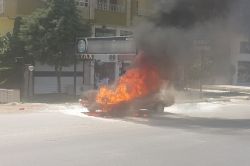 Seyir halindeki araç alev alıp yandı-foto
