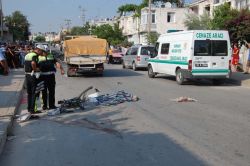 Kamyonun altında kalan çocuk feci şekilde can verdi