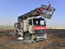 Çınar Belediyesine ait itfaiye aracı yangını söndürürken yandı
