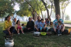 Vanlılar piknik alanlarında iftar yapıyor-video