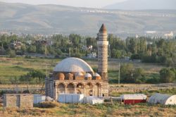 448 yıllık tarihi camide teravih namazı-video