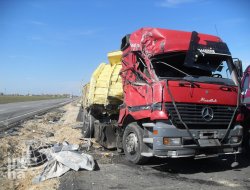 TIR Araçları Kafa Kafaya Çarpıştı