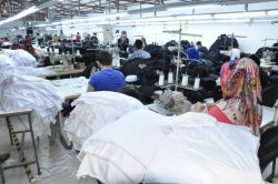 Tekstil fabrikası Ramazandan dolayı gece vardiyasına geçti-video