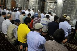 Tarihi camide hatimle teravih namazı-video