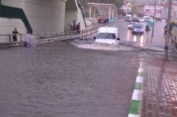 Yazın ortasında Bursa’da sağanak yağış hayatı felç etti-video-foto