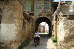 Tepebağ’daki metruk binalar tehlike saçıyor-video