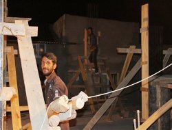 Karkerên înşeatê ji bo ku rojî bigirin êvaran dixebitin