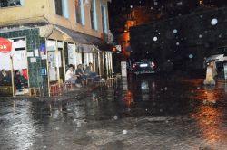 Kısa süreli yağış havayı serinletti