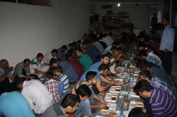 Mersin'de öğrenci ve velilere iftar yemeği verildi