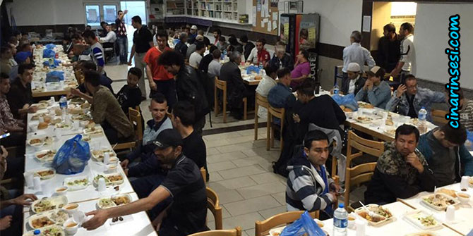 Almanya’nın Leipzig şehrinde iftar yemeği