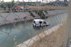 Kamyonet 5 metre yükseklikten sulama kanalına düştü-foto