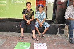 Akranları tatilde onlar ailenin geçim derdinde