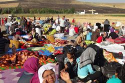 Kampları terk eden Ezidiler geceyi arazide geçirdi