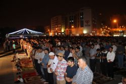 İslami STK’lar Şeyh Sait ve Mısır için teravihte toplandı