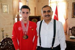 Şampiyon sporcu Vali Koçak'la görüştü