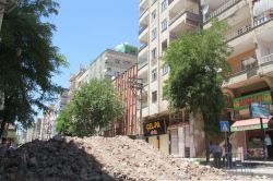 Boşaltılan apartmandaki evlerin kapılarını çaldılar-foto