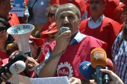 Bursa’da emekliler bayram ikramiyesi için yürüdü