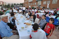 Batman’da kimsesiz çocuklar ve engelliler için iftar verildi