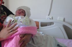 Hastaneye kaldırılan anne ambulansta doğum yaptı