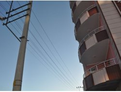 İlk Gününde Yüksek Gerilime Kapıldı