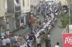 Solhan esnafından örnek iftar programı