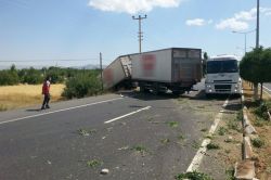 Elazığ-Malatya Karayolu’nda bir TIR yoldan çıktı-foto