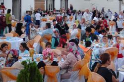İHH yetimler yararına iftar programı düzenledi